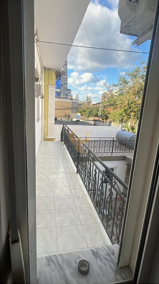Jepet me qera hyrje 1+1+verandë Pazari i Ri