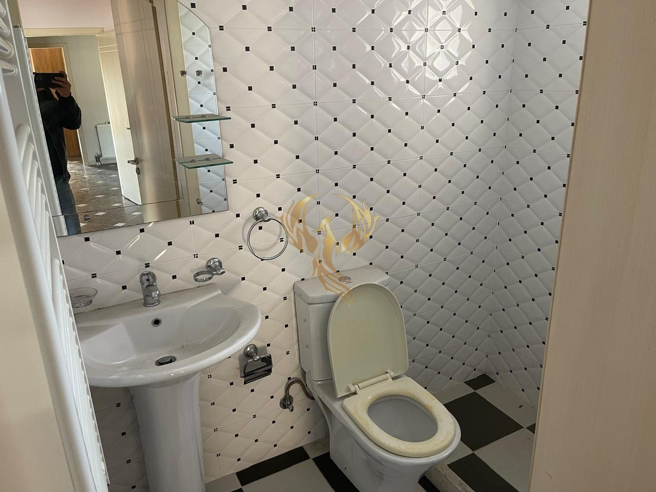 Jepet me qera apartament 3+1+2 ne Sauk te vjeter