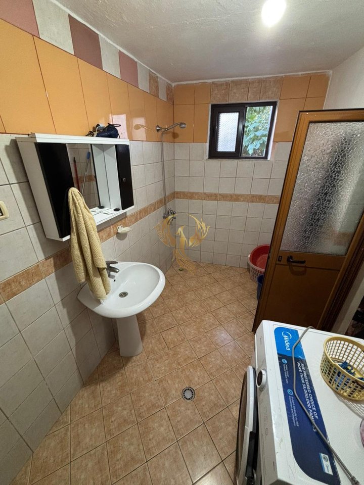 Jepet me qira hyrje 1+1+Kuzhinë më vete në Porcelan