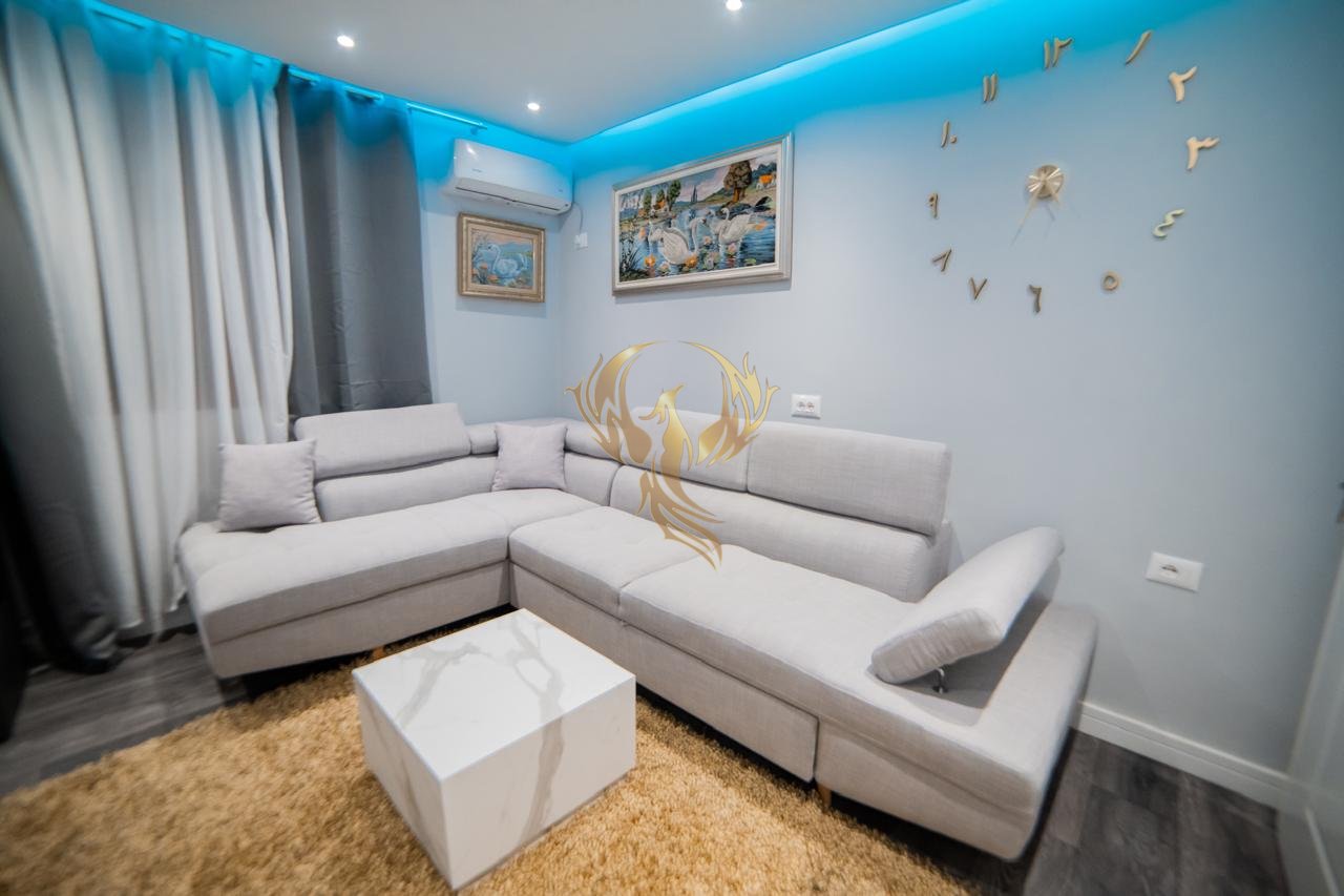 Jepet me qera Shtepi private 1+1 e adoptuar ne 2+1 tek 21 Dhjetori