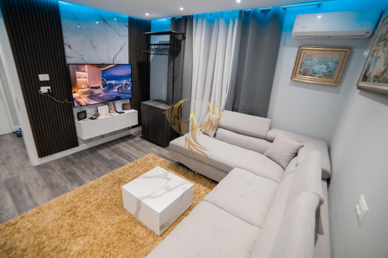 Jepet me qera Shtepi private 1+1 e adoptuar ne 2+1 tek 21 Dhjetori