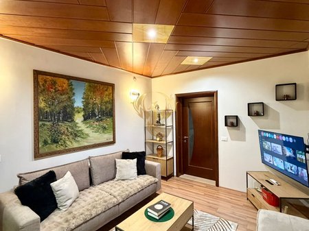 Jepet me qira Hyrje 1+1 tek Ish Parku i Autobusave