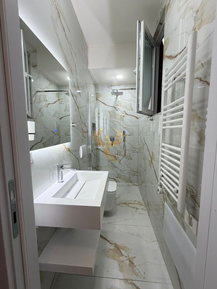 Jepet me qira Hyrje 1+1 tek Ish Parku i Autobusave