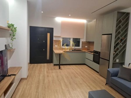 Jepet me qera Hyrje 1+1 e pabanuar me pare 30 min larg qendres se tiranes, prane Liqenit te Alltates