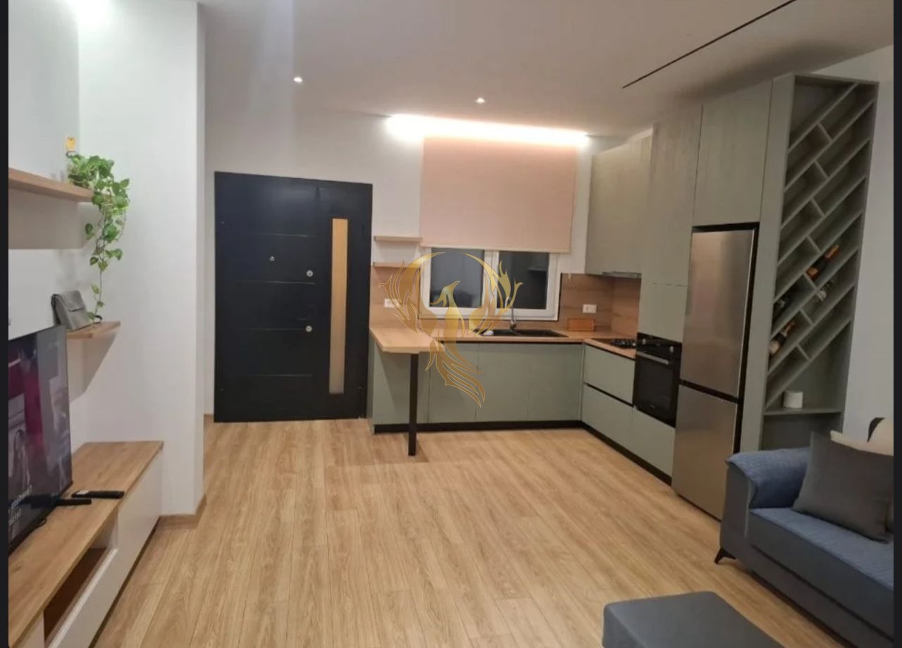 Jepet me qera Hyrje 1+1 e pabanuar me pare 30 min larg qendres se tiranes, prane Liqenit te Alltates