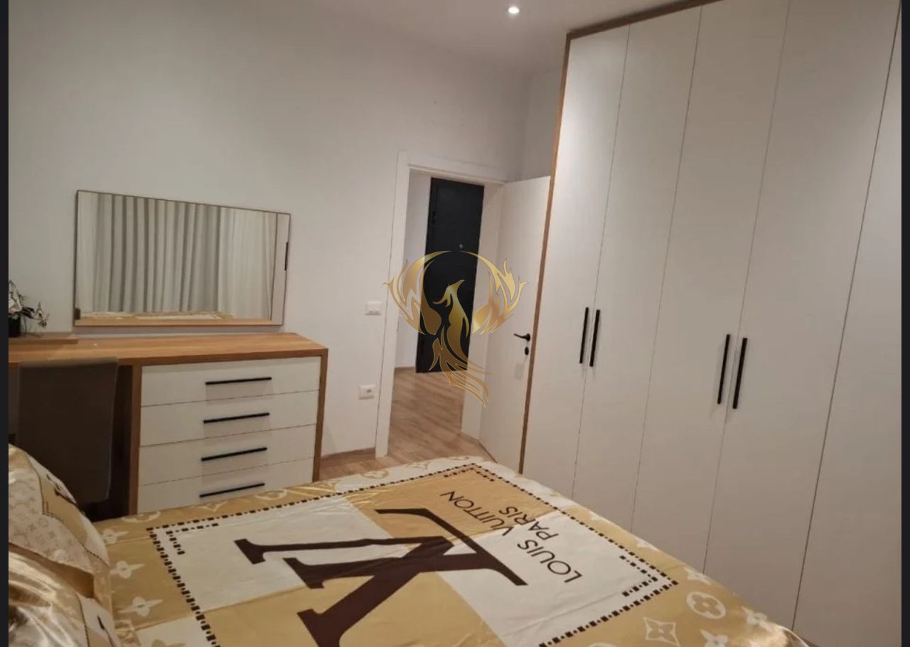 Jepet me qera Hyrje 1+1 e pabanuar me pare 30 min larg qendres se tiranes, prane Liqenit te Alltates