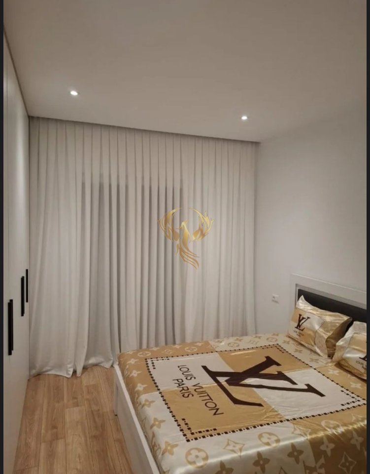 Jepet me qera Hyrje 1+1 e pabanuar me pare 30 min larg qendres se tiranes, prane Liqenit te Alltates