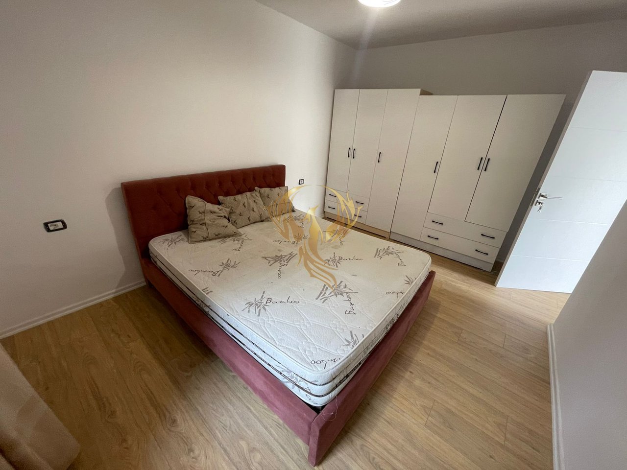 Jepet me qera apartament 1+1+verande tek ish parku