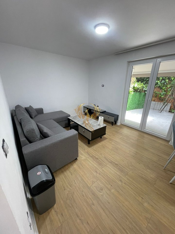 Jepet me qera apartament 1+1+verande tek ish parku
