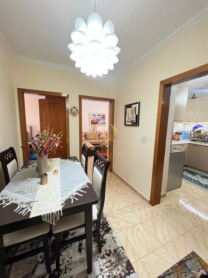 Jepet me qera apartament 1+1 tek rruga e Barrikadave