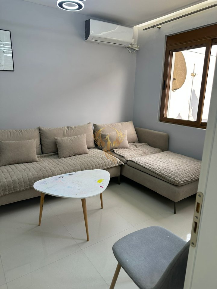 Jepet me qira Apartament 1+1 te Rr.Kavajes