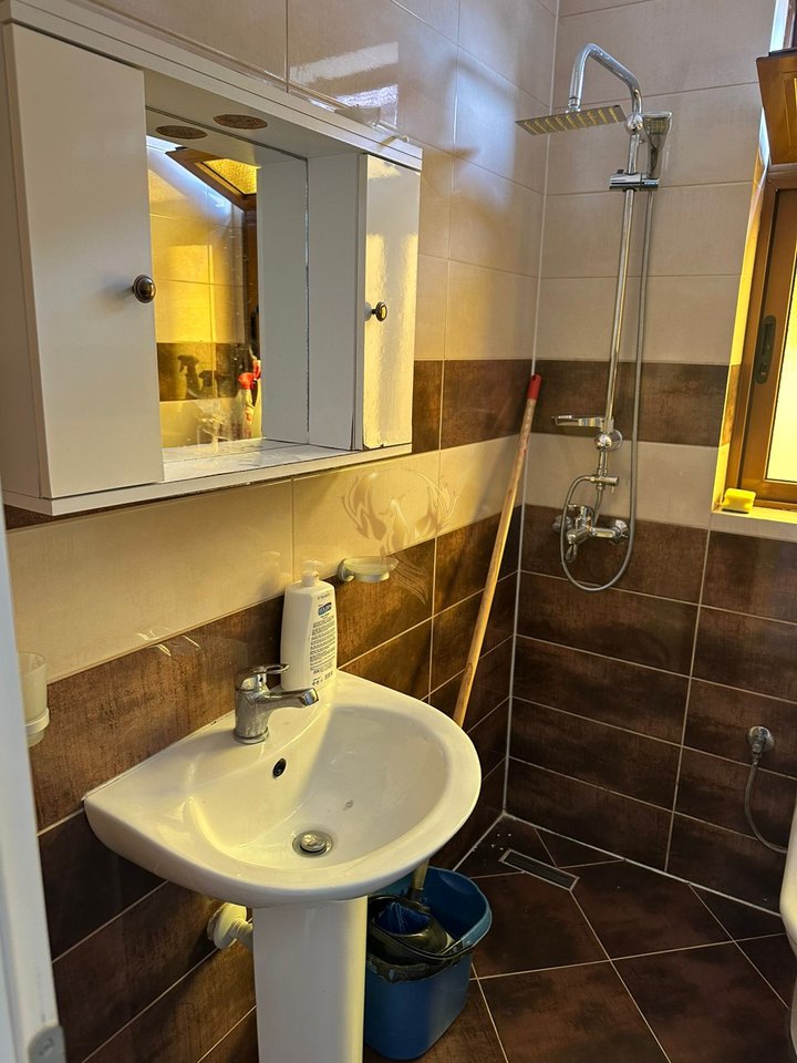 Jepet me qira Apartament 1+1 te Rr.Kavajes