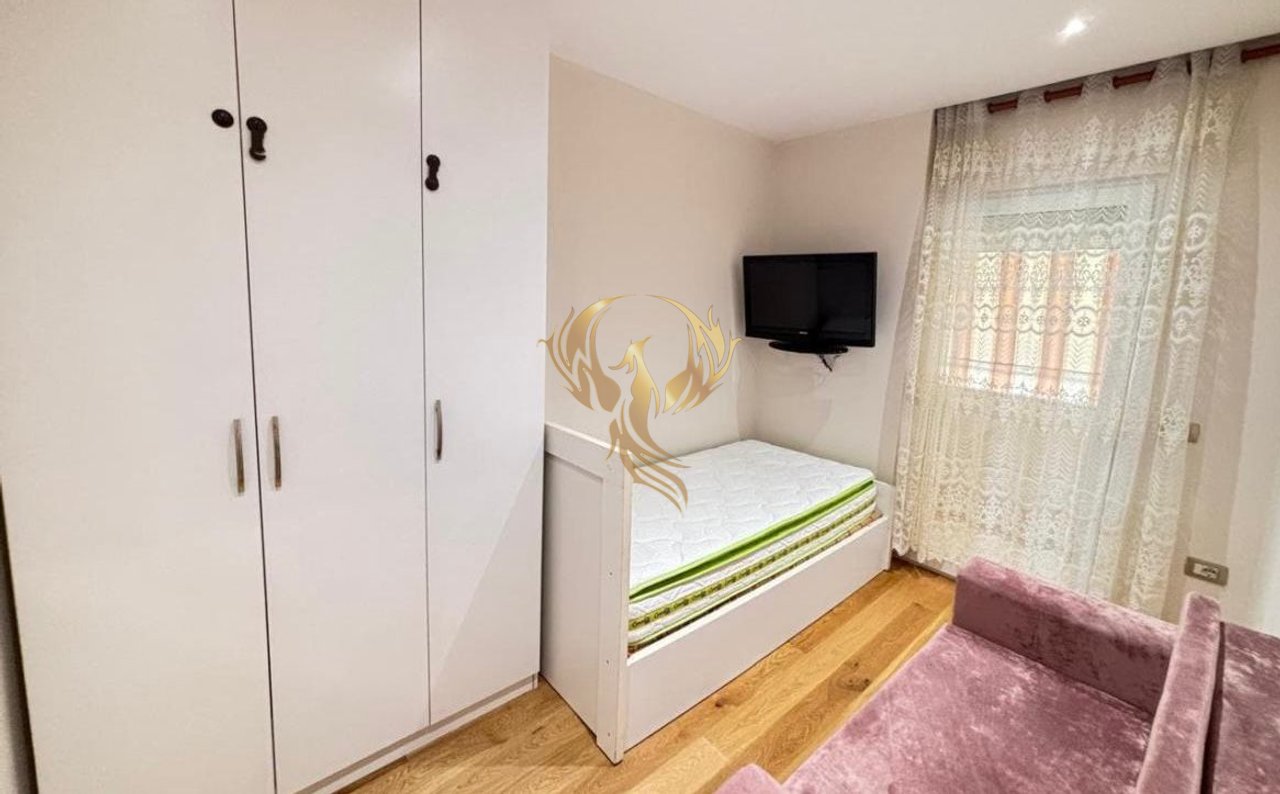 Jepet me qira Apartament 3+1 te Shkolla e Kuqe