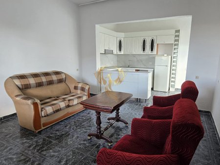 Jepet me qira Hyrje 2+1 tek Kristaq Capo