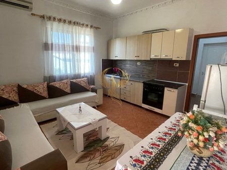 Affittasi ingresso 1+1 in villa vicino all'ospedale militare, Lapraka.