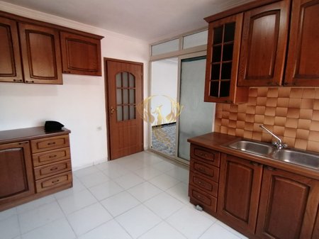 Jepet me qera Apartament 3+1 ne Qender