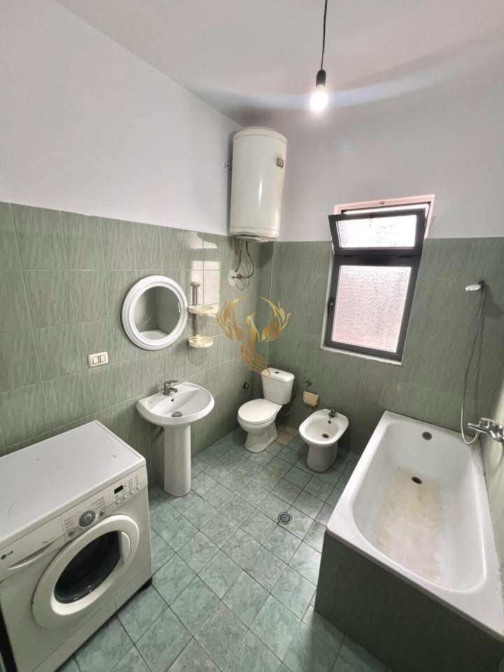 Jepet me qira Hyrje 2+1 ne Misto Mame