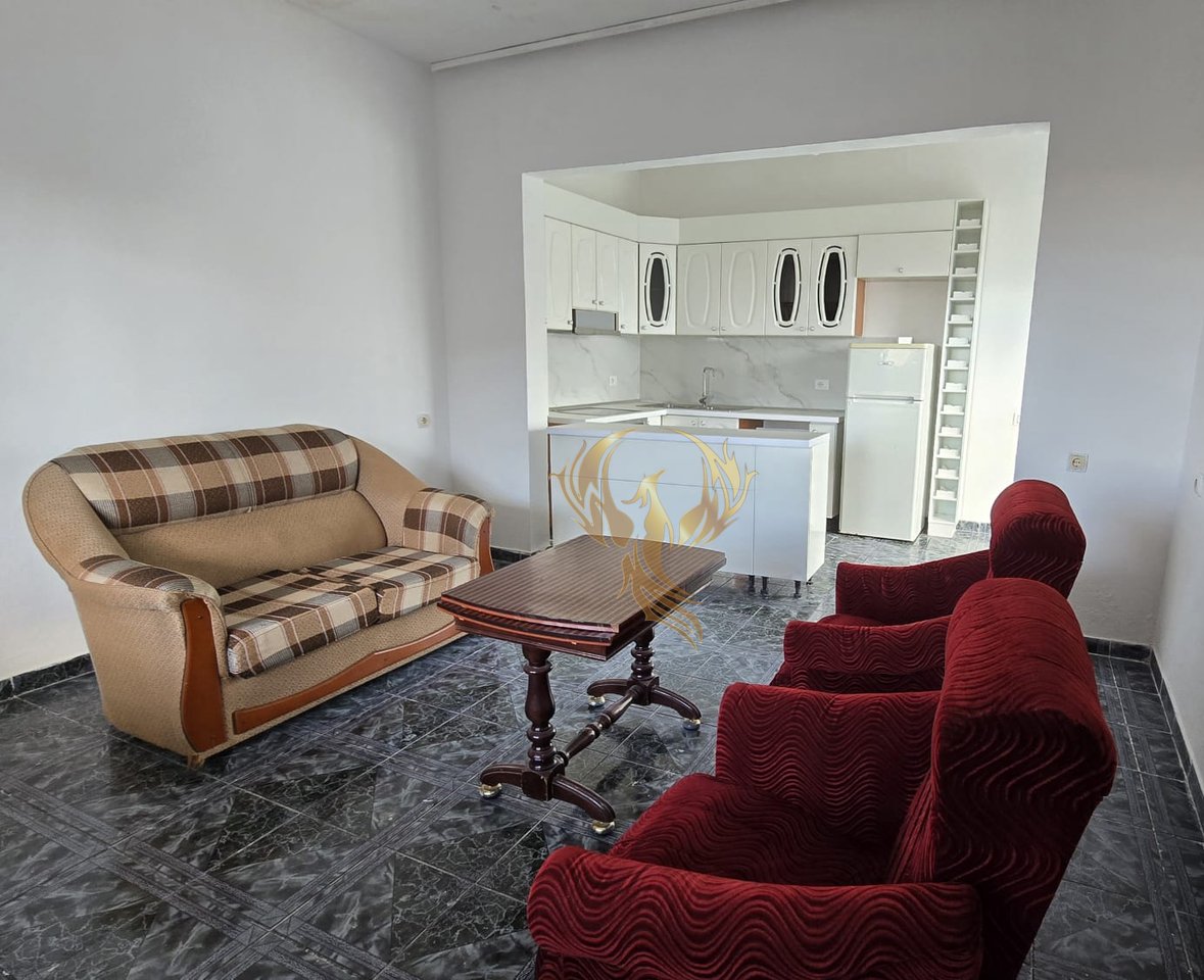 Jepet me qira Hyrje 2+1 tek Kristaq Capo