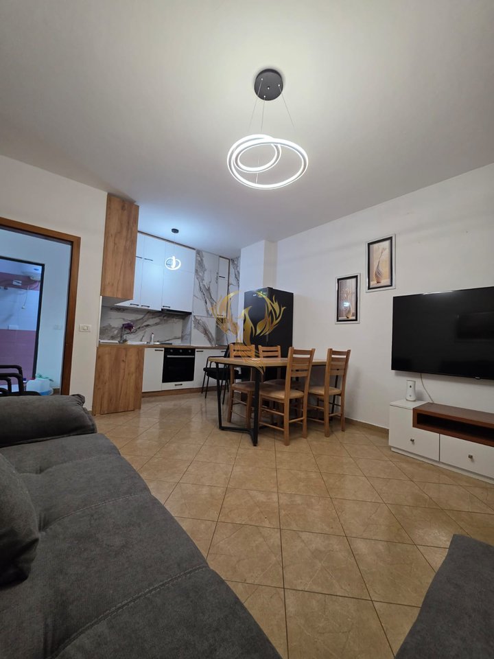 Jepet me Qera Apartament  1+1 tek  5 Maj
