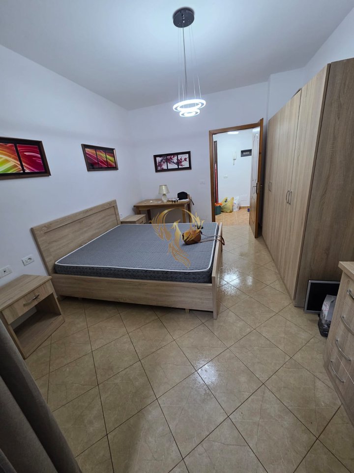 Jepet me Qera Apartament  1+1 tek  5 Maj