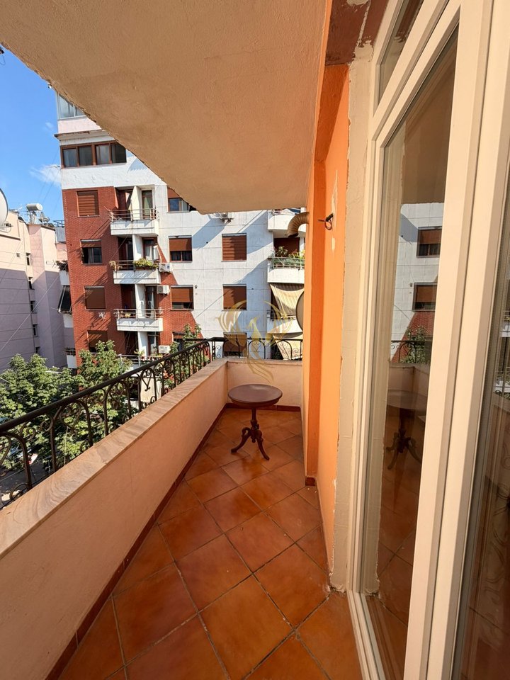 Jepet me qera apartament 1+1 tek Rruga e Kosovarëve