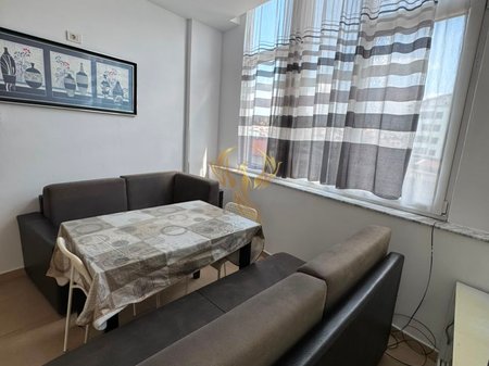 Jepet me qera Hyrje 1+1 e adoptuar me 2+1+depo e rrethuar me ballkon tek Tregu Elektrik