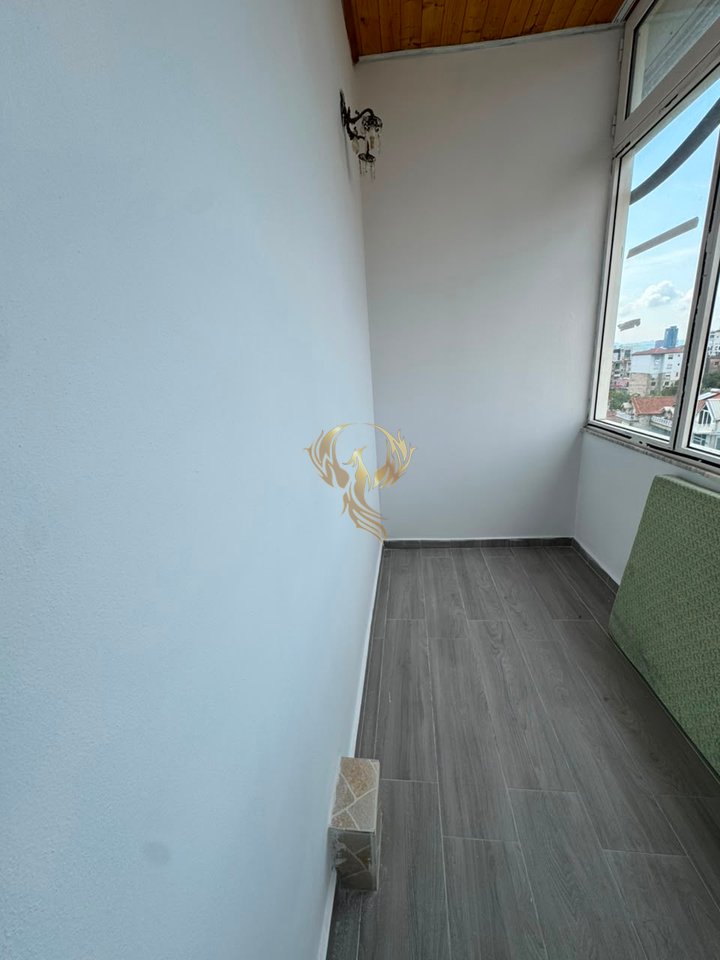 Jepet me qera Hyrje 1+1 e adoptuar me 2+1+depo e rrethuar me ballkon tek Tregu Elektrik