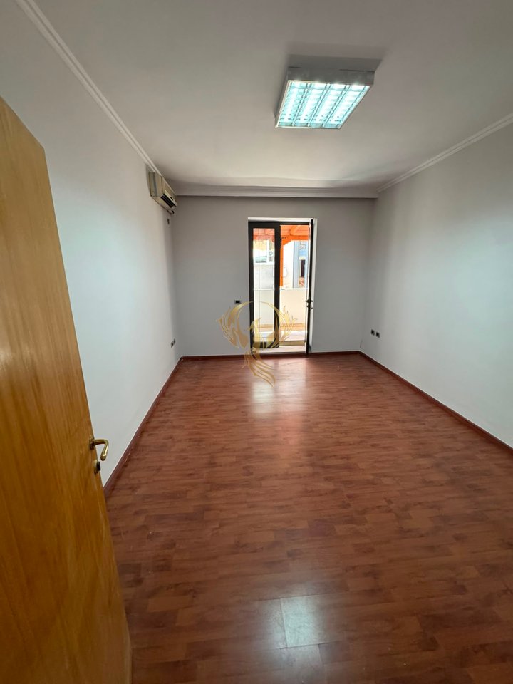 Jepet me qira Zyre tek Pallatet Agimi,ne rruge kryesore