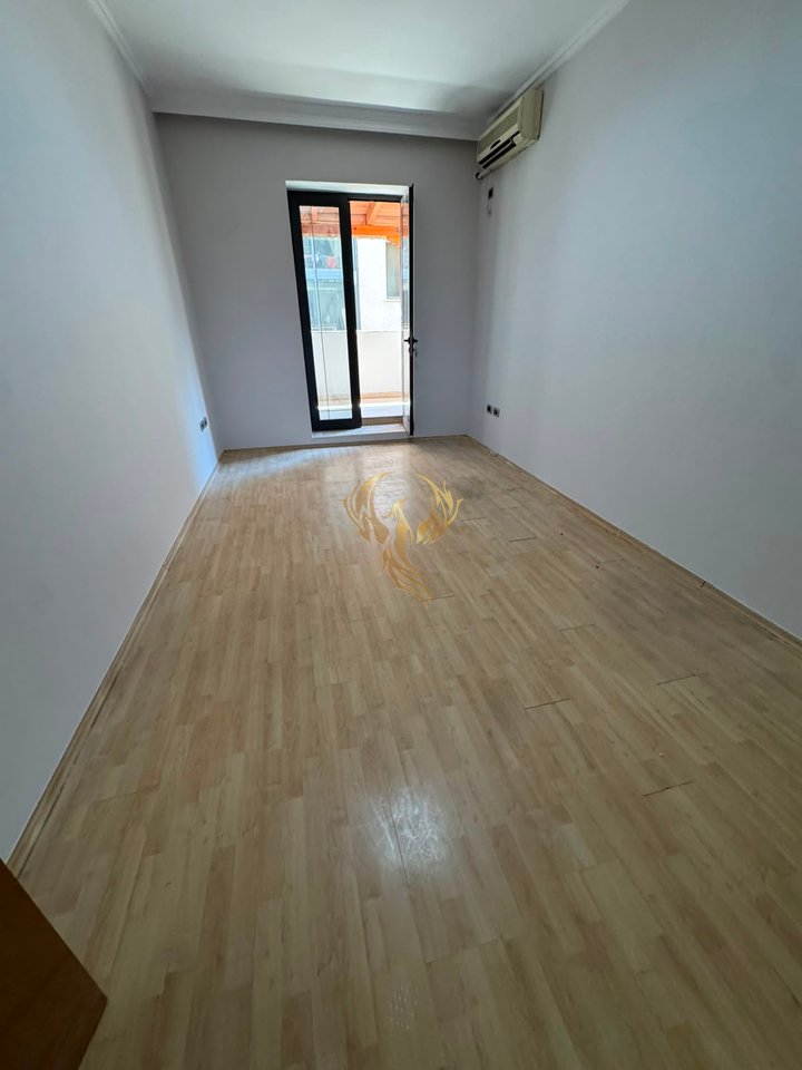 Jepet me qira Zyre tek Pallatet Agimi,ne rruge kryesore