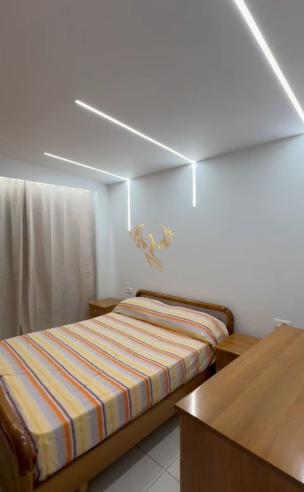 Jepet me qira super apartament 1+1+verandë Rruga Ferit Xhajko