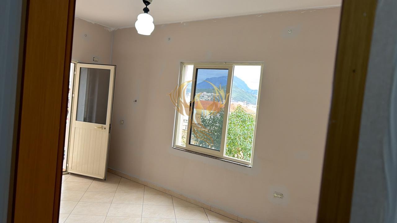 Jepet me qera Apartament 1+1+2 Bllk , Tek Kinostudio