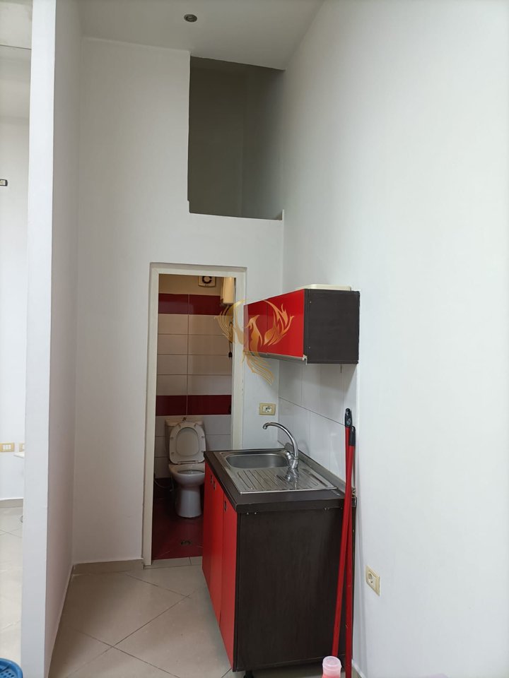 Jepet me qera Ambjent Biznesi te Gjimnazi Ismail Qemali