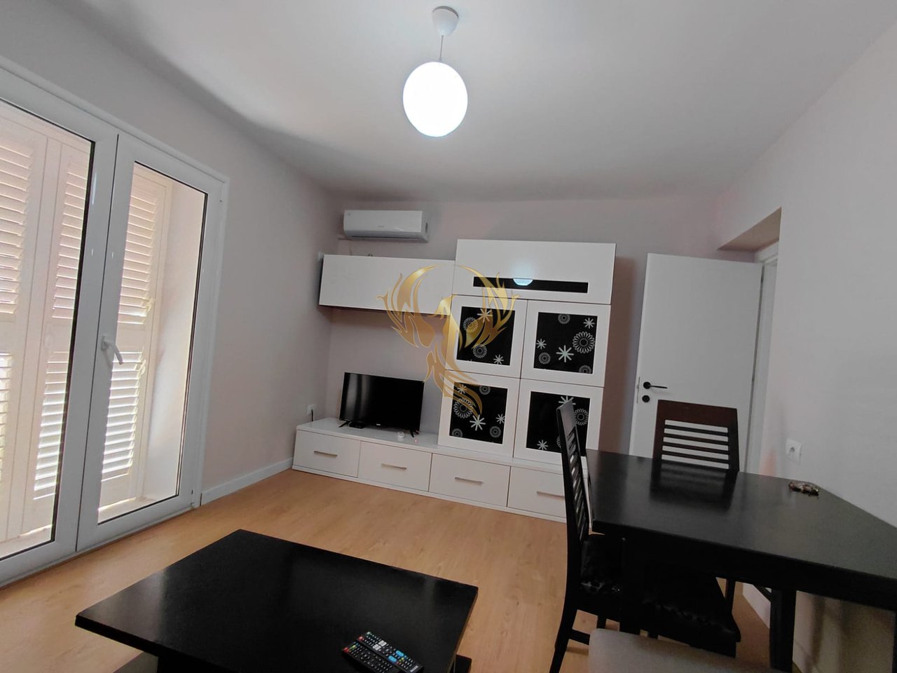 Jepet me qera Apartament 1+1 te Rruga e Barrikadave