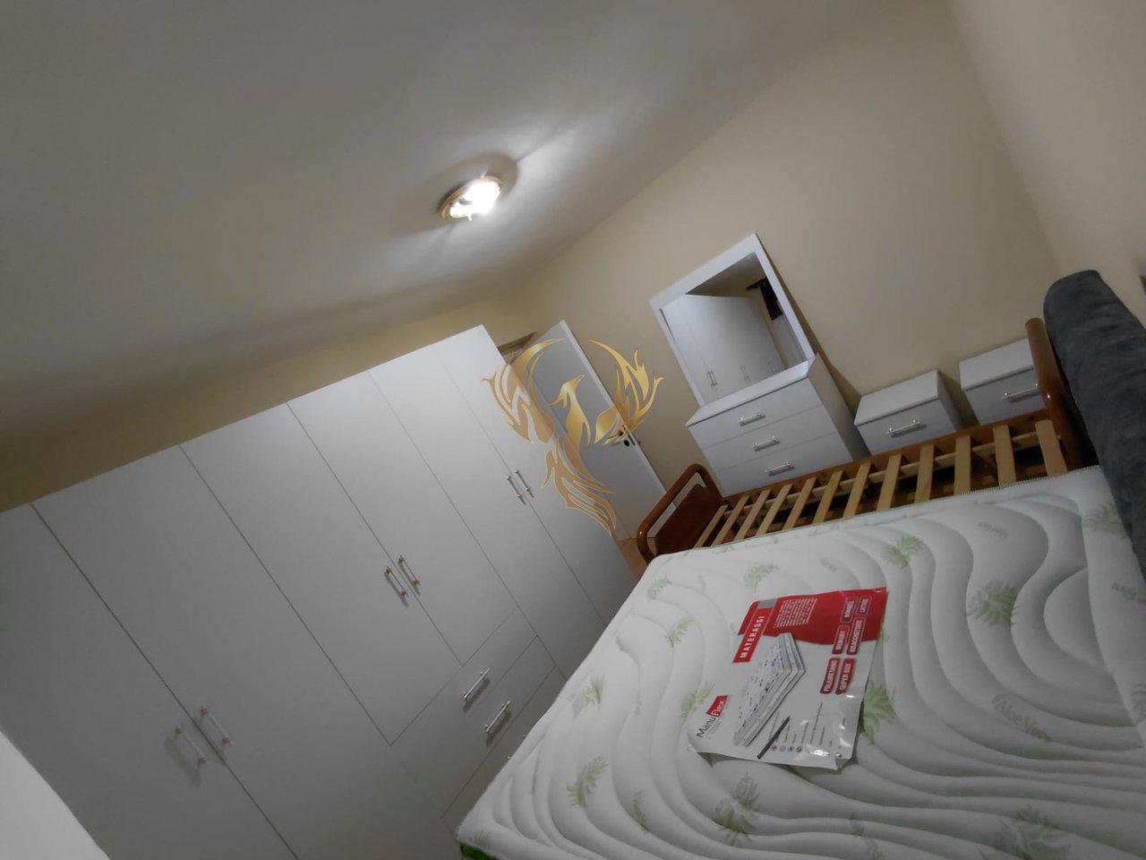 Jepet me qera Apartament 1+1 te Rruga e Barrikadave