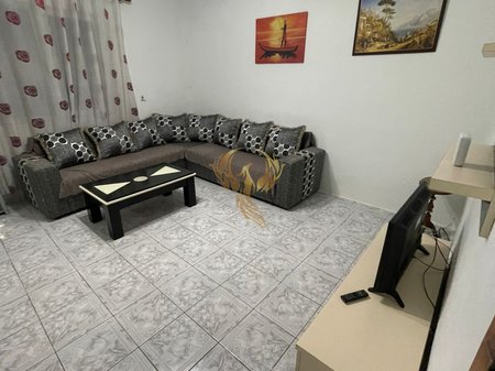 Affittasi ingresso 2+1 a Lapraka
vicino all'ospedale militare