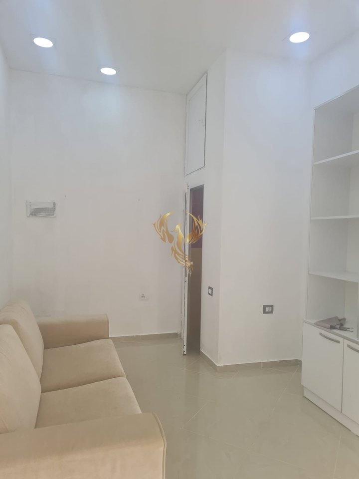 Si affitta locale commerciale  
ad Astir vicino a 2 palme