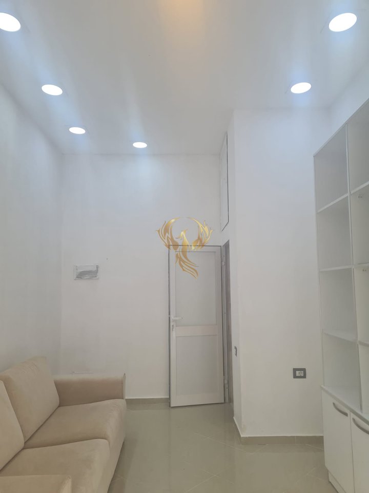 Si affitta locale commerciale  
ad Astir vicino a 2 palme