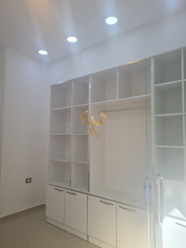 Si affitta locale commerciale  
ad Astir vicino a 2 palme