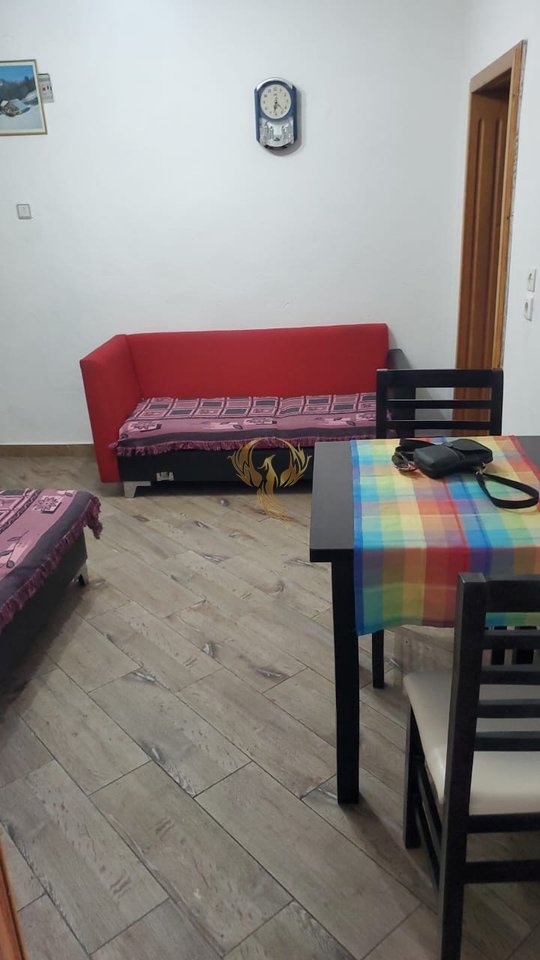 A 1+1 apartment is for rent near the New Bazaar.