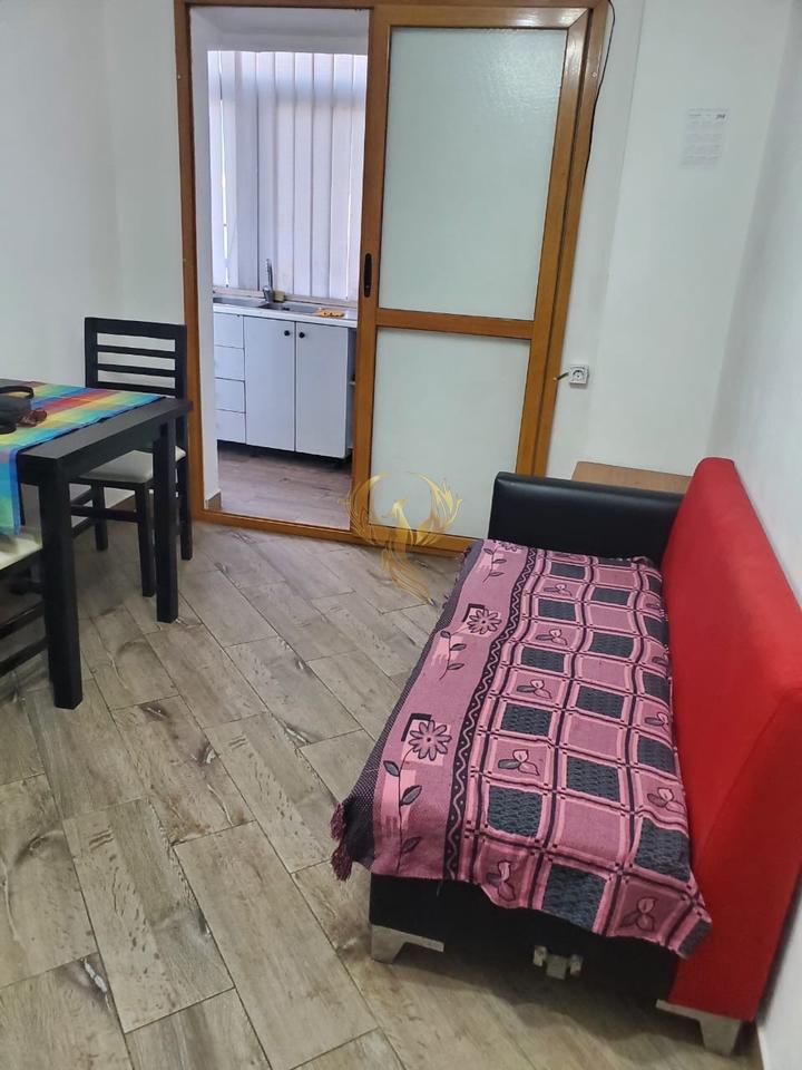 A 1+1 apartment is for rent near the New Bazaar.