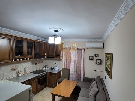 Jepet me qera Apartament 2+1+2 Bllk+Post Parkimi, ne Qender