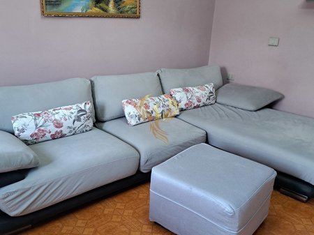 Jepet me qira hyrje 1+1 tek Pazari i ri