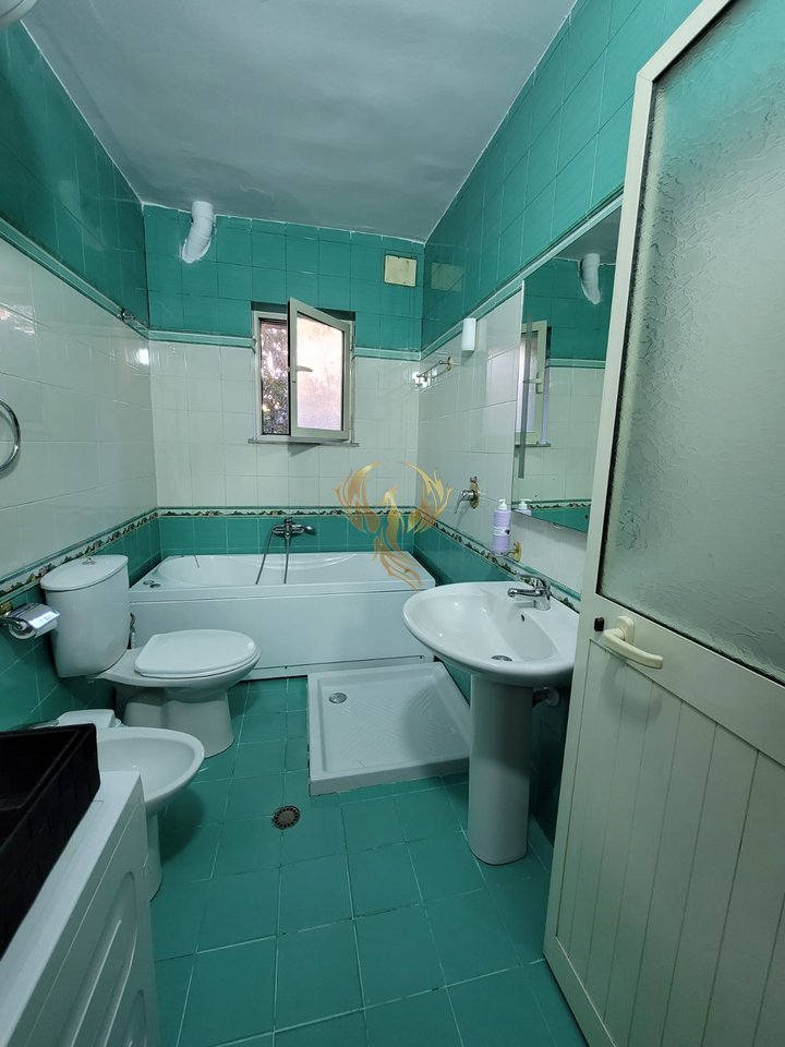 Jepet me qera Apartament 2+1+2 Bllk+Post Parkimi, ne Qender