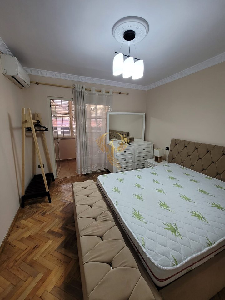 Jepet me qera Apartament 2+1+2 Bllk+Post Parkimi, ne Qender