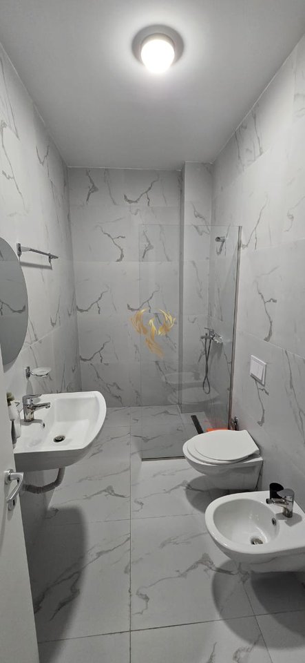 Affittasi super appartamento 3+1+2+2 balconi, al Garden Building.