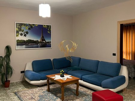 Shitet apartament 2+1 Tek Komuna e parisit
