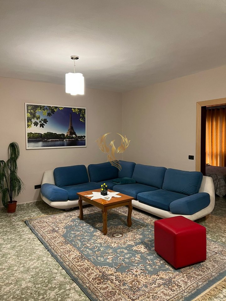 Shitet apartament 2+1 Tek Komuna e parisit