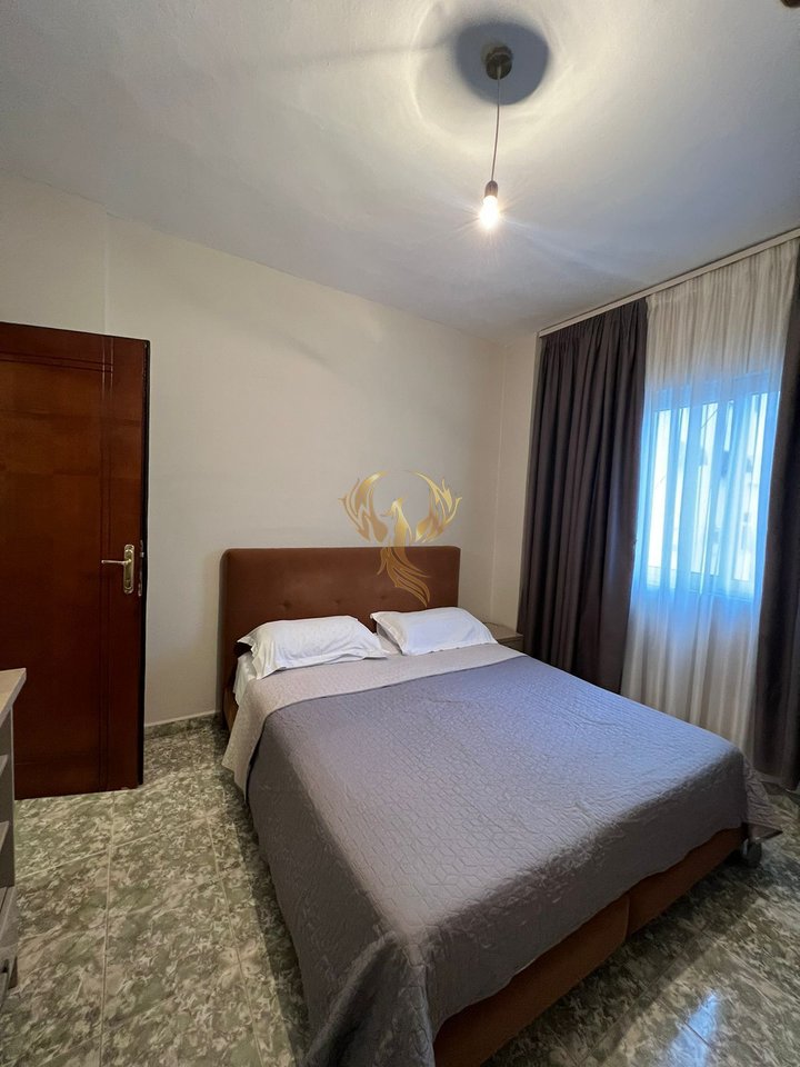 Shitet apartament 2+1 Tek Komuna e parisit