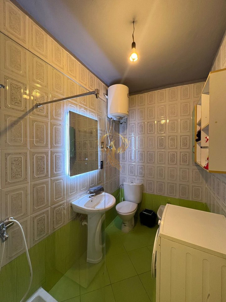 Shitet apartament 2+1 Tek Komuna e parisit