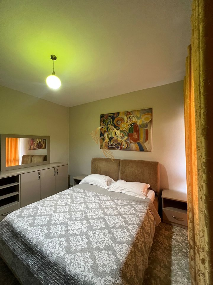Shitet apartament 2+1 Tek Komuna e parisit